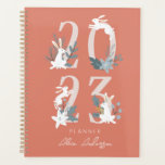 2023 Planteur de lapin à fleurs et à feuillage rou<br><div class="desc">Ce mignon planificateur 2023 présente des lapins blancs avec fleurs d'hiver et feuillage sur un arrière - plan rouge. Au verso,  on retrouve un arrière - plan bordeaux aux motifs botaniques. Personnalisez-le selon vos besoins.</div>