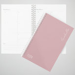 2024 Dusky Pink Week & Mois Planificateur personna<br><div class="desc">Présentez le Dusky Pink Personnalisé Moth and Week Planner 2024, un compagnon sophistiqué et élégant conçu pour apporter une touche d'élégance à votre routine organisationnelle. Ce planificateur allie harmonieusement fonctionnalité et attrait esthétique, ce qui fait chaque jour un plaisir de planifier et de conquérir. La couverture rose ciel donne le...</div>