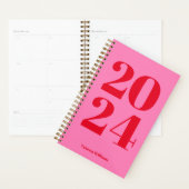 2024 Modern Bold Red - Hot Rose Typography Planner (Devant avec enveloppe)