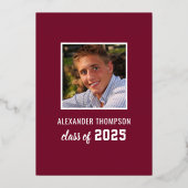 2025 Afstuderen Modern Red Gold Graduation Party Folie Uitnodiging (Achterkant)