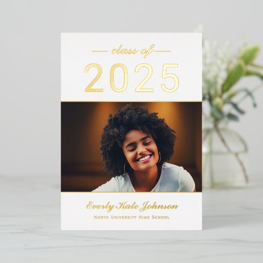 2025 Modern Elegant Gouden Foto Afstuderen Folie Uitnodiging (Staand Voorkant)