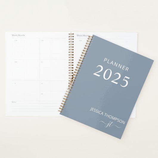 2025 Modern Girly Dusty Blue Monogramme Nom Planif (Devant avec enveloppe)
