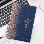 2025 Parties scintillant d'or Rose bleu marine per<br><div class="desc">Personnalisez ce design moderne élégant avec votre nom en signature rose verticale rose manuscrite script sur un arrière - plan bleu marine orné d'une bordure en parties scintillant d'or rose. Ajoutez l'année en sans serif font. (Pour conserver les swashes au début et à la fin du nom, ne remplacez que...</div>