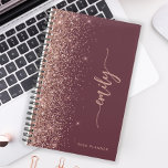 2025 Personnalisé Rose Bourgogne Parties scintilla<br><div class="desc">Personnalisez cette élégante conception moderne avec votre nom en signature rose verticale écriture manuscrite sur un arrière - plan bordeaux orné d'une bordure rose en faux parties scintillant or. Ajoutez l'année en sans serif font. (Pour conserver les swashes au début et à la fin du nom, ne remplacez que les...</div>