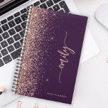 2025 Personnalisé Rose  Gold Parties scintillant<br><div class="desc">Personnalisez ce design moderne élégant avec votre nom en signature rose verticale rose manuscrite script sur un arrière - plan violet décoré d'une bordure en parties scintillant d'or rose. Ajoutez l'année en sans serif font. (Pour conserver les swashes au début et à la fin du nom, ne remplacez que les...</div>
