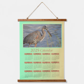 2025 Tapestry Calendar, een reiger die zich voedt  Hangend Wandkleed