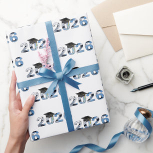 2026 Afstudeerhoeden in de lucht tekst Cadeaupapier