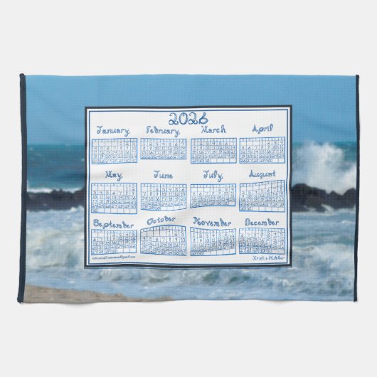 2026 Calendar Ocean Waves Beach Rocks Fabric Font Theedoek (Horizontaal)