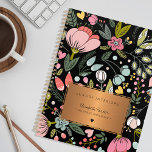 2026 Chic floral rose noir affaires<br><div class="desc">Glam girly chic organisateur d'activités professionnelles organisateur avec un motif de pré fleur sauvage pastel chic et un étiquette rectangle métallique en cuivre or sur un arrière - plan noir moody. Personnalisez-le avec vos détails ! Parfait pour un concepteur d'intérieur, fleuriste, paysagiste, directeur ou propriétaire d'un salon de beauté, coiffeur,...</div>