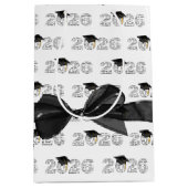 2026 Congrats Grad Word Cloud with Bow Medium Cadeauzakje (Voorkant)