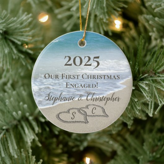 2026 Eerste kerst verloofd strand harten initialen Keramisch Ornament (Boom)