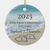 2026 Eerste kerst verloofd strand harten initialen Keramisch Ornament (Voorkant)