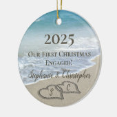 2026 Eerste kerst verloofd strand harten initialen Keramisch Ornament (Links)