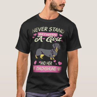 20 Sta nooit tussen een meisje en haar takshond T-shirt