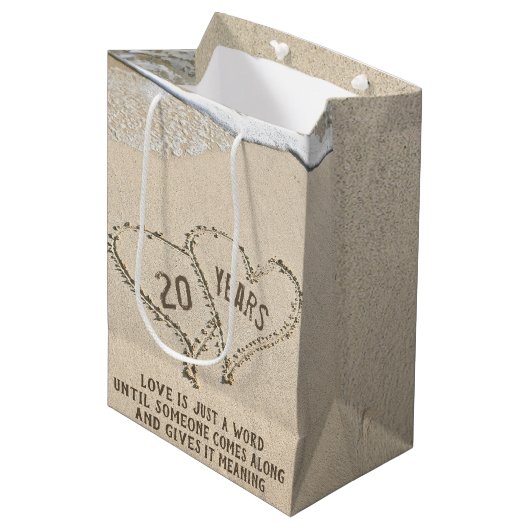 20e Anniversaire Plage Coeurs Moyen Cadeau Sac (Devant Angle)