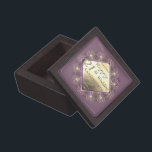 21e anniversaire Mariage boîte cadeau en laiton Io<br><div class="desc">Vous cherchez le bon cadeau du 21e anniversaire honorant votre amour? ! J'ai conçu ces boîtes-cadeaux magnétiques à l'esprit "audacieux élégance" et l'imagerie traditionnelle en laiton et en iolite ainsi que votre texte font pour un design régal et adapté pour votre journée spéciale!</div>