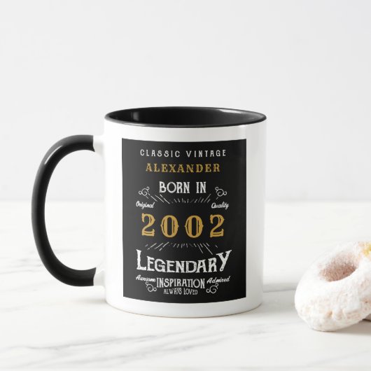 21e verjaardag Geboren in 2002 Retro Black op pers Mok (Met donut)
