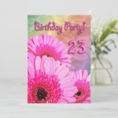 23e uitnodiging van de Birthday party met roze blo (Staand voorkant)