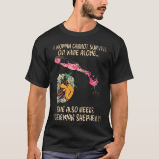 24 Een vrouw kan niet overleven op alleen wijn Ze  T-shirt