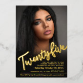 25th Birthday custom foto script goud Folie Uitnodiging (Voorkant)