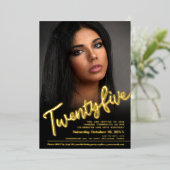 25th Birthday custom foto script goud Folie Uitnodiging (Staand Voorkant)
