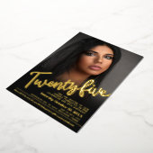 25th Birthday custom foto script goud Folie Uitnodiging (Gedraaid)