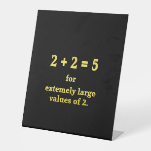 2 + 2 = 5 Grappige Wiskunde grap Reclamebord Met Voetstuk