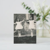 2 cartes postales (Debout devant)