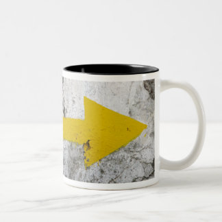 2 Couleurs Après la tasse jaune de flèches