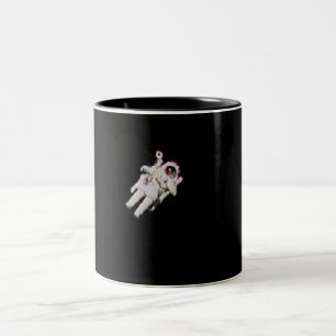 2 COULEURS ASTRONAUTE FLOTTANT DANS LA TASSE DE L'ESPACE