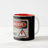2 Couleurs Cadeau nerd drôle. Danger, haute tension. Tasse (Devant droit)