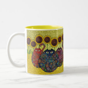 2 Couleurs chats avec la tasse de tournesols
