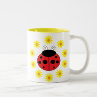 Coccinelle et tasse de marguerites
