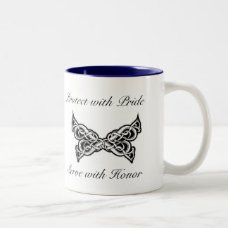 2 Couleurs La police tatoue la tasse