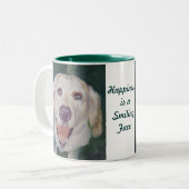 2 Couleurs Le bonheur de tasse de labrador retriever est. (Devant gauche)