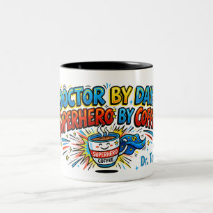2 Couleurs Médecin le Jour, Super-héros par Tasse de Café