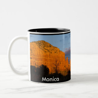 2 Couleurs Monica sur la tasse rouge rougeoyante de roche de