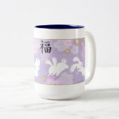 2 Couleurs Tasse chanceuse de lapins (lavande) (Devant droit)