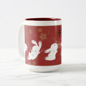 2 Couleurs Tasse chanceuse de lapins (rouge) (Devant gauche)