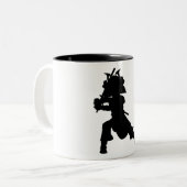 2 Couleurs Tasse samouraï de silhouette de guerrier (Devant gauche)