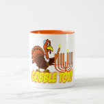 2 Couleurs Thanksgivukkah Turquie avalent la tasse de Tov<br><div class="desc">Célébrez Thanksgivukkah 2013 avec ce classique avalent la tasse de café de Tov ! Comportant une conception d'une dinde drôle de bande dessinée portant un yamaka, un collier d'étoile de David, et allumant la bougie de menorah le thanksgiving. Un thanksgiving de Hanoukka ne se produira pas pendant encore 77.000 années...</div>
