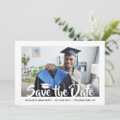 2 Foto Modern Script Afstuderen Save the Date Kaart (Staand voorkant)