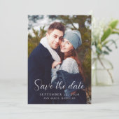 2-foto Modern Script Overlay QR Code Wedding Save The Date (Staand voorkant)