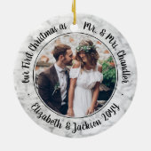 2 Foto: Mr & Mrs. 1st kerstscript Faux Marble Keramisch Ornament (Achterkant)