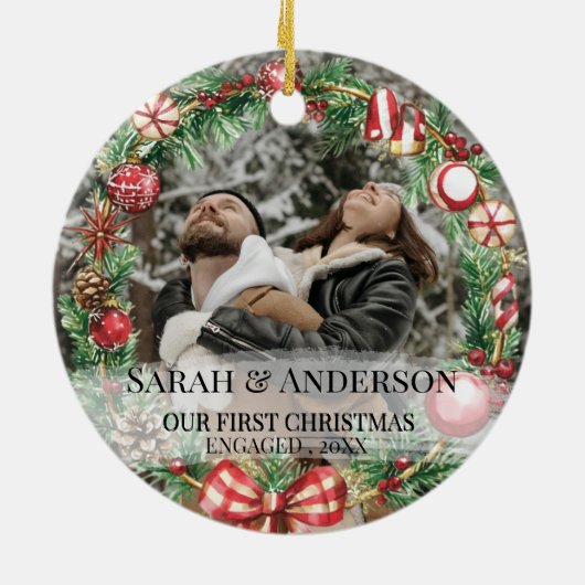 2 Foto Onze eerste kerst verloofd, Zverloofd Keramisch Ornament (Achterkant)