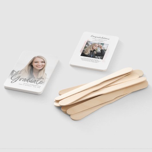 2 Foto's Afstuderen Script Afstudeerder 2025 Handwaaier (Niet-gemonteerd)