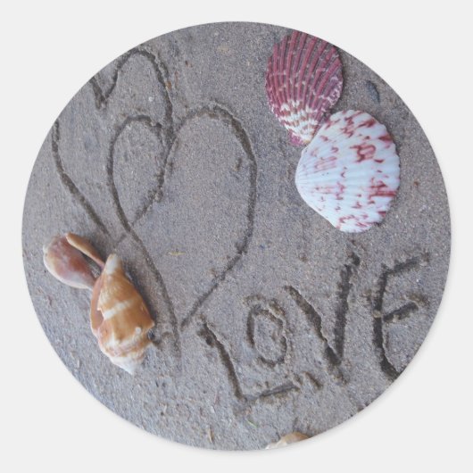 2 Harten in zand met schelpen met liefde Ronde Sticker (Voorkant)