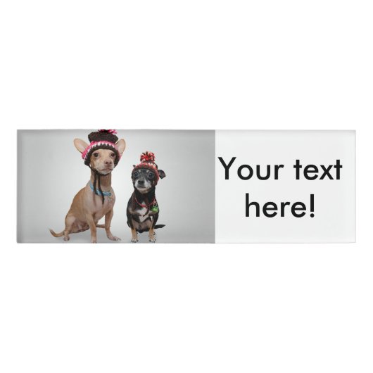 2 honden met grappige petten naambadge (Voorkant)