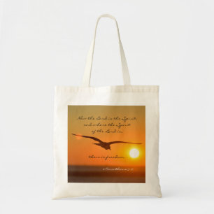 2 Korinthianen 3:17 Vrijheid , Vogelvliegen op zon Tote Bag