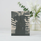 2 marins devant la carte postale du drapeau (Debout devant)